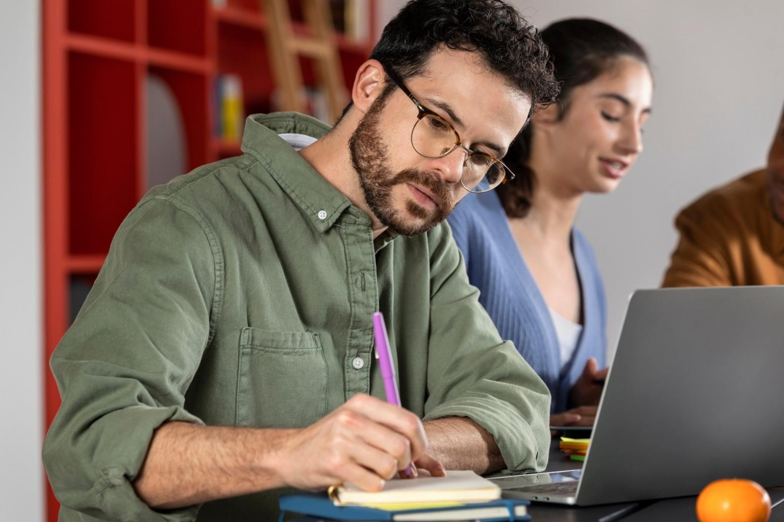 Workshop-Situation mit Finanzanalyse