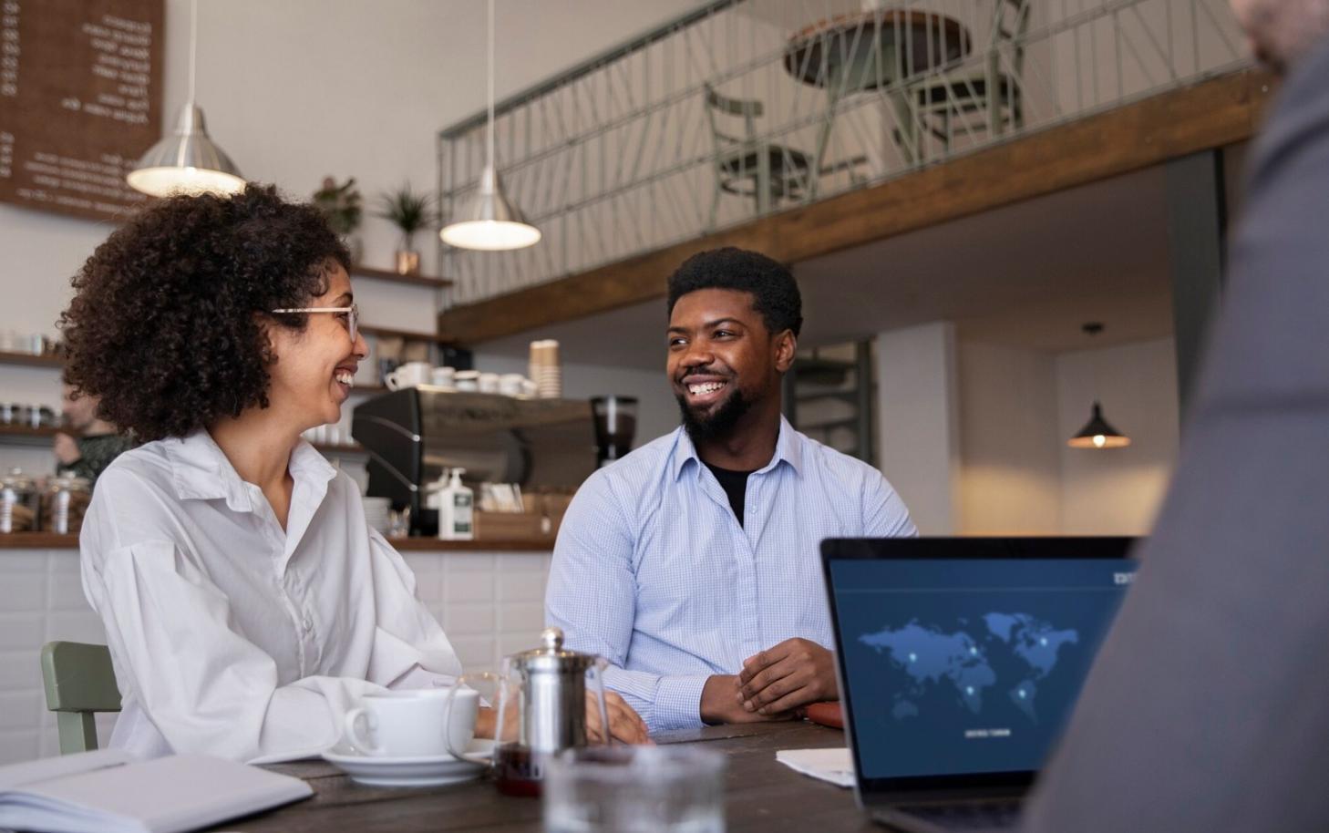 Workshop-Raum mit konzentrierten Teilnehmern bei interaktiver Finanzschulung
